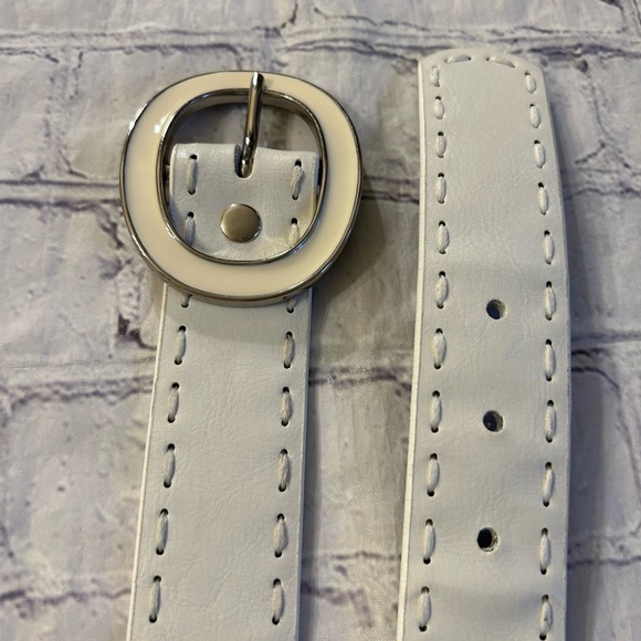 CREAM WITH SILVER TONE HARDWARE WOMENS VEGAN STITCHING BELT SIZE LARGE - Picture 3 of 10